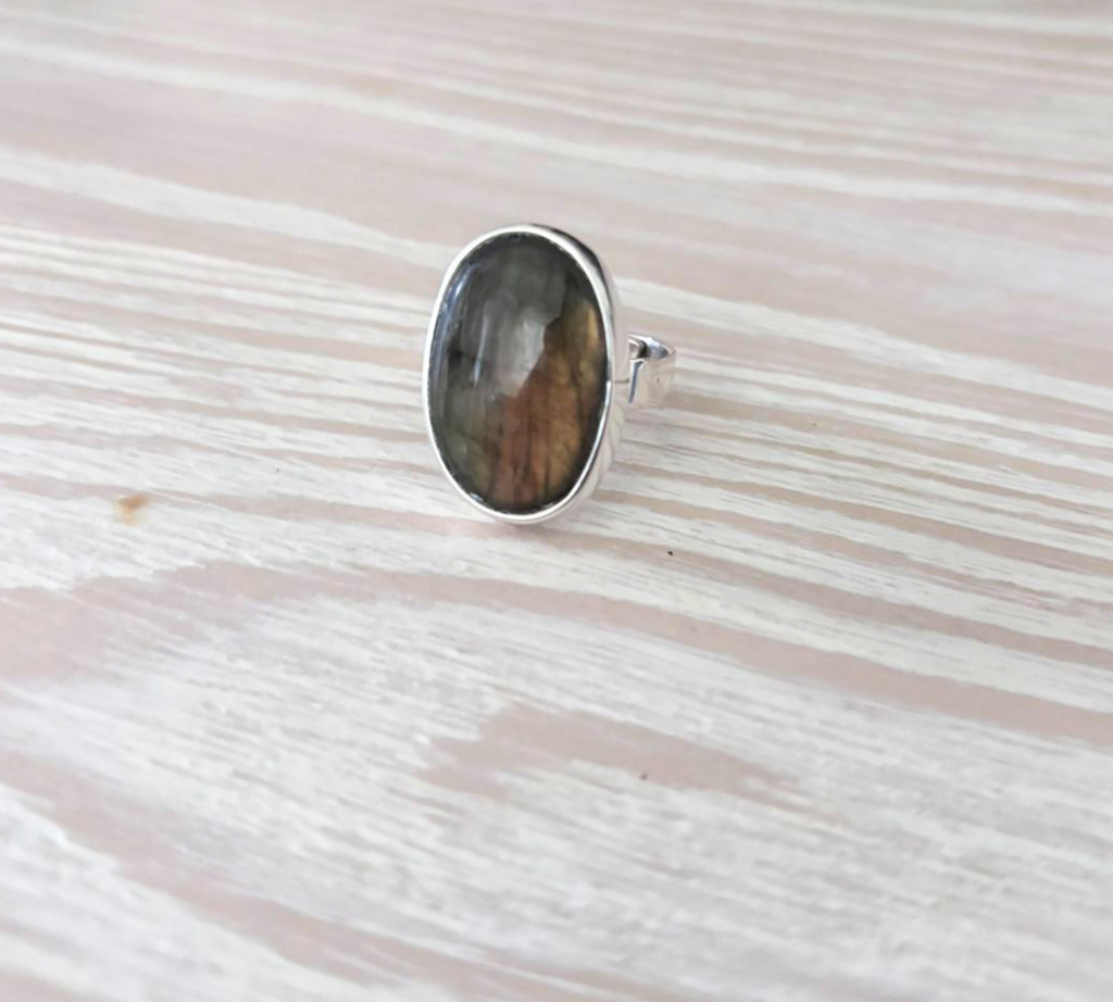 Anillo Oval de Labradorita